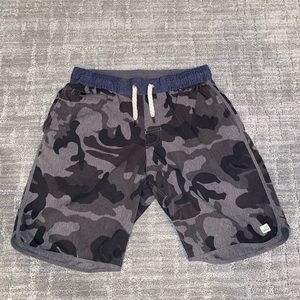Vuori Banks Camo Shorts Men’s Medium